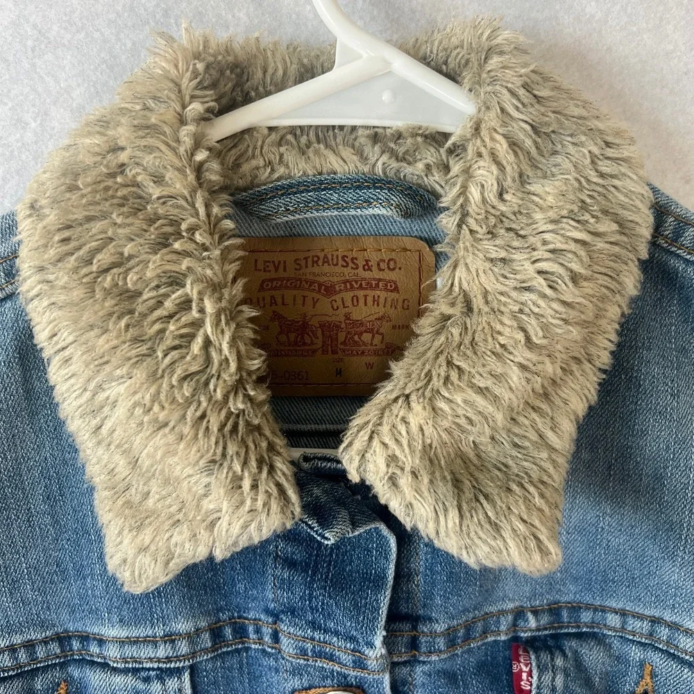 Levi's Women's M Denim Trucker Jacket Blue Button Sherpa Fur Trim 90s‎ Y2k